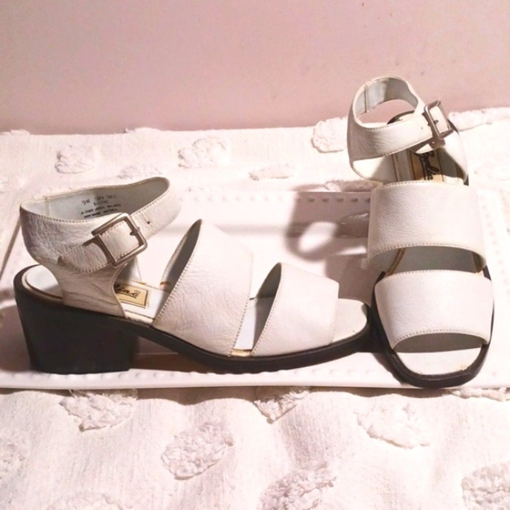 Vintage 👑 Zodiac Classic White Leather Sandal Block Heel 👡  9